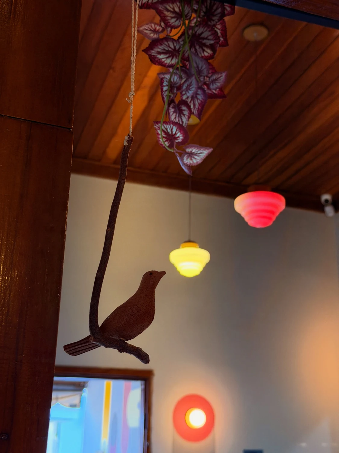 Detalhes reais do interior da Amarê, com luminárias e decoração